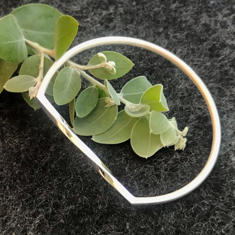 Twist top sterling silver bangle