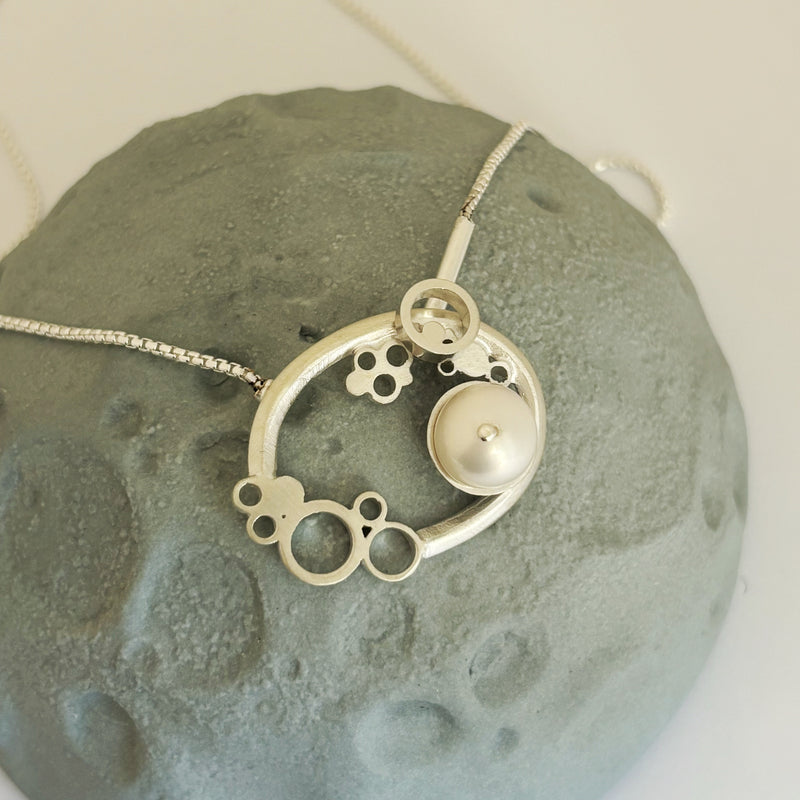 Oval bubble Necklace with Pearl