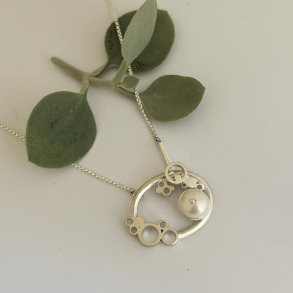 Oval bubble Necklace with Pearl