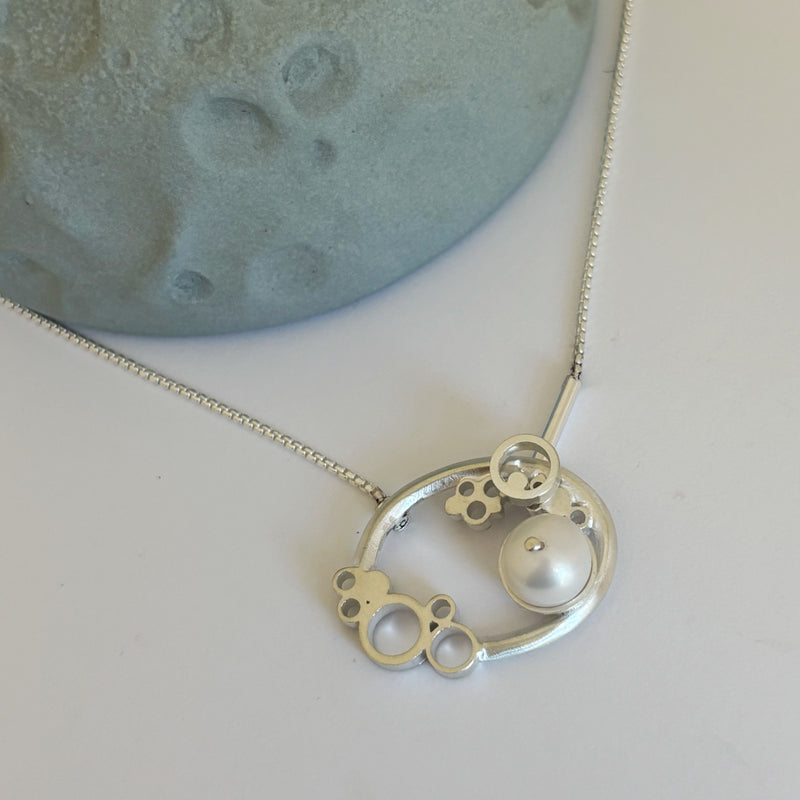 Oval bubble Necklace with Pearl