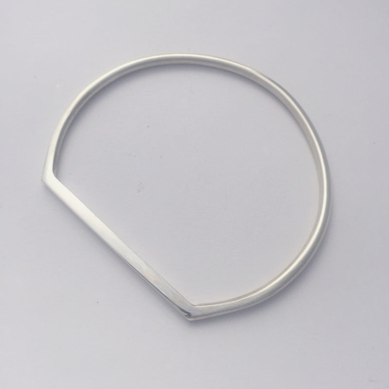 Flat top sterling silver bangle