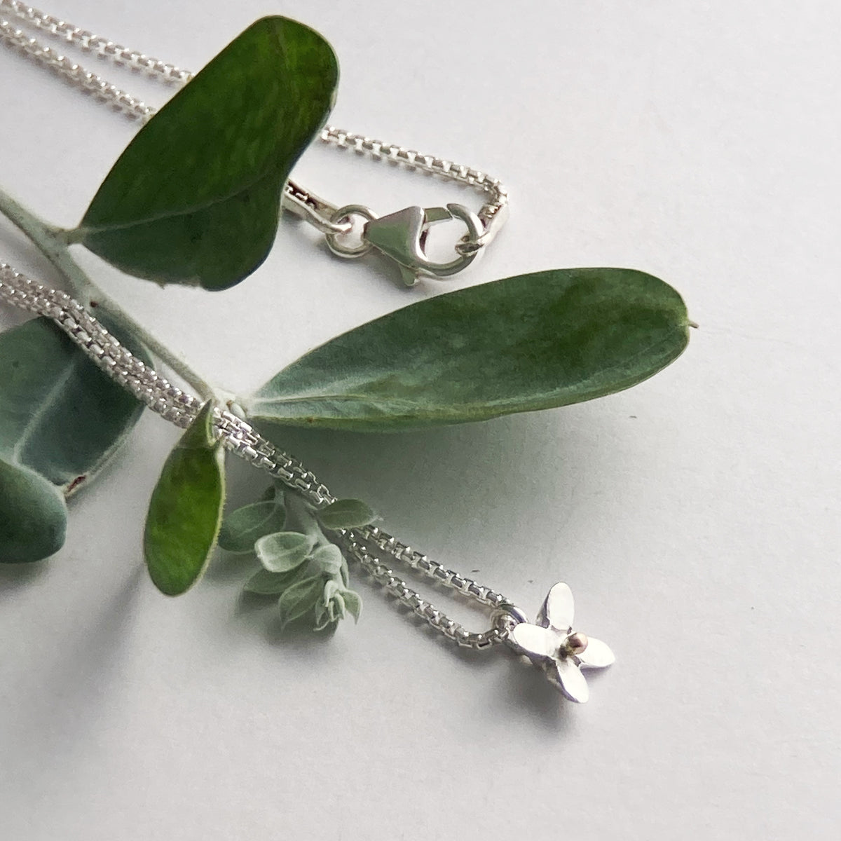 【TATIANA】Mother of pearl Flower Egg Chain Necklace NZ2013 MUSINSA | TATIANA (Silver 925) Mother of Pearl Flower Egg