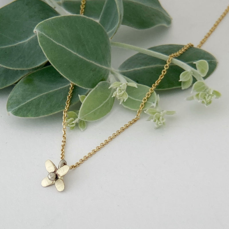 Star flower necklace in yellow gold with white gold ball