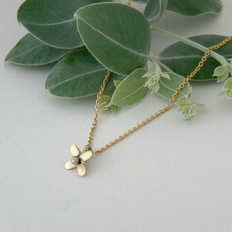 Star flower necklace in yellow gold with white gold ball