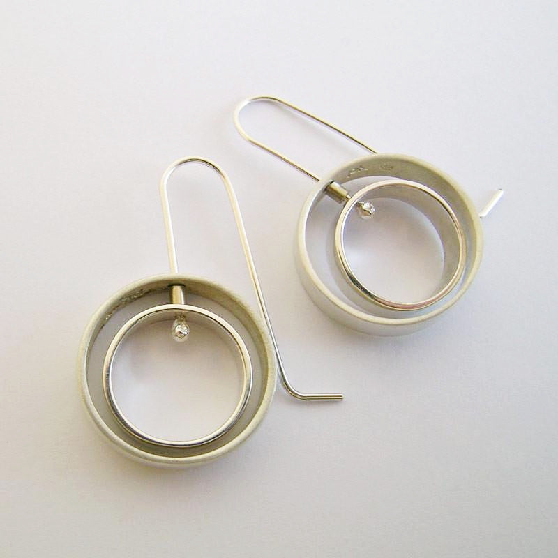 Round Moving Earrings